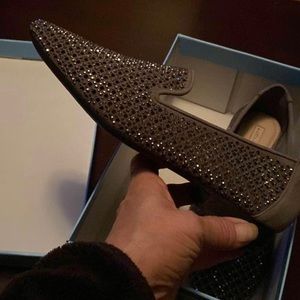 Brand new pair of flats with a little bit of sparkle. never been worn.